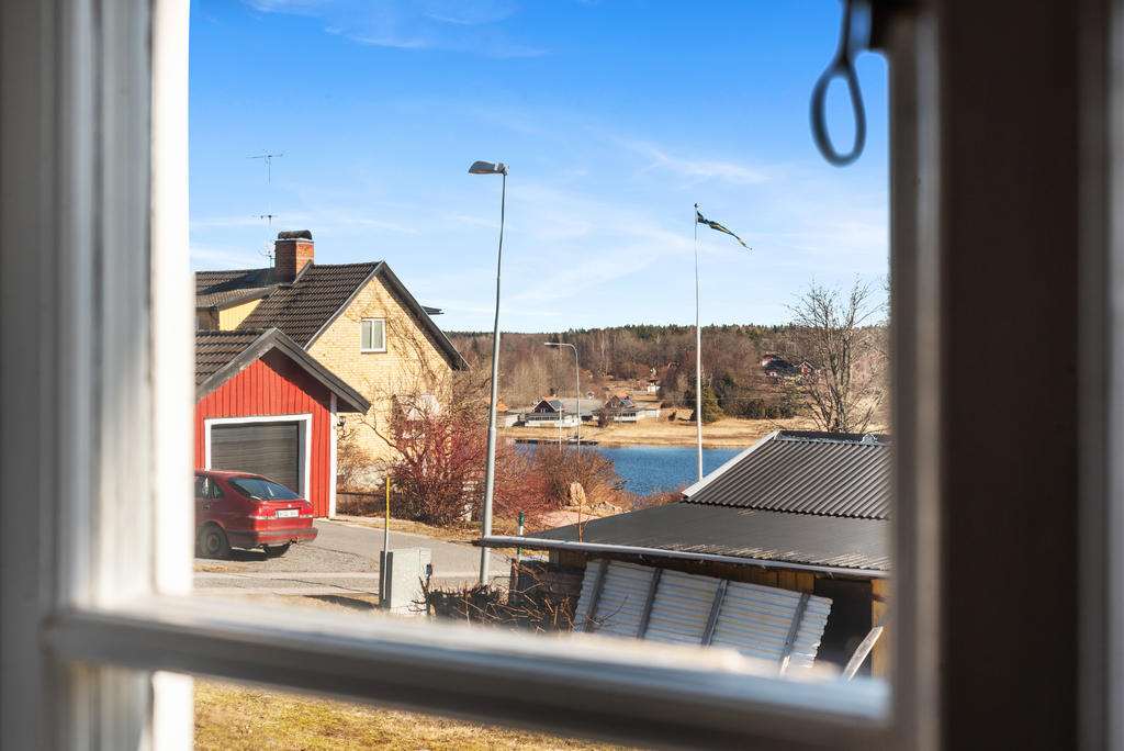 Intill köket ligger ett sovrum med fönster som vackert ramar in den rogivande utsikten ner mot Väddöviken.