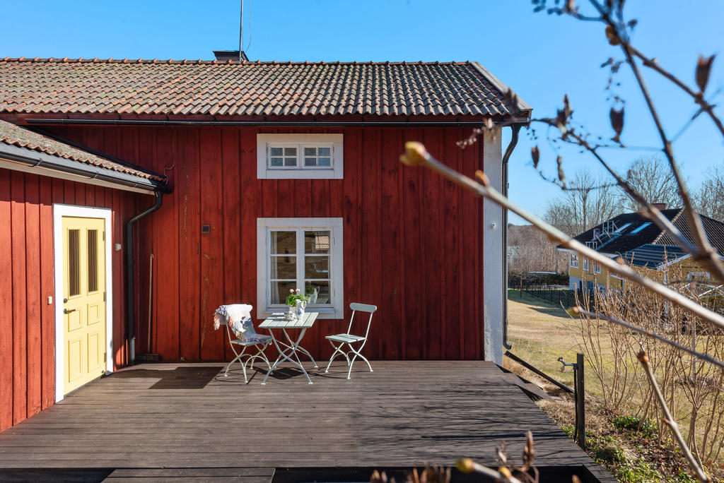 Välbevarad torpardröm med sjöglimt och gästhus i natursköna Älmsta