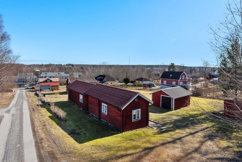 Välbevarad torpardröm med sjöglimt och gästhus i natursköna Älmsta