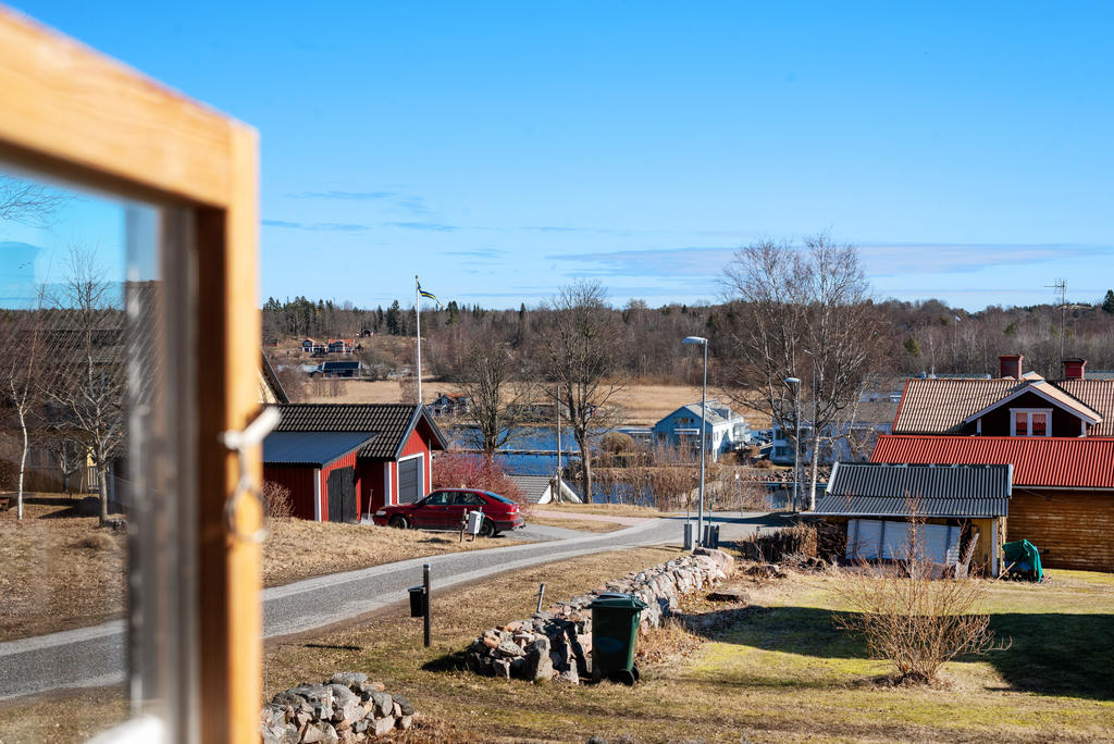 Välbevarad torpardröm med sjöglimt och gästhus i natursköna Älmsta