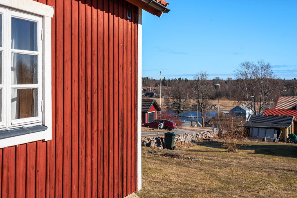 Välbevarad torpardröm med sjöglimt och gästhus i natursköna Älmsta
