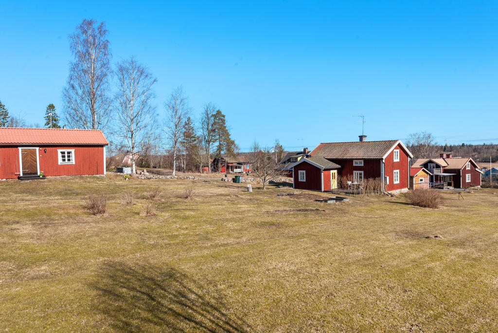 Välbevarad torpardröm med sjöglimt och gästhus i natursköna Älmsta