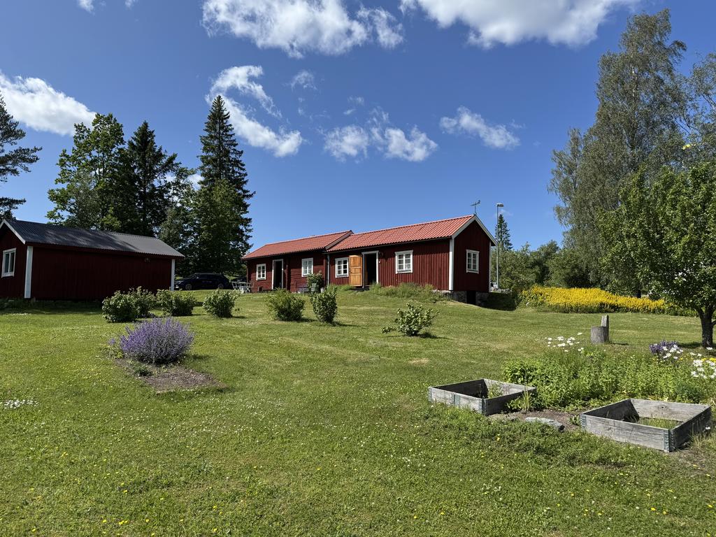 Välbevarad torpardröm med sjöglimt och gästhus i natursköna Älmsta