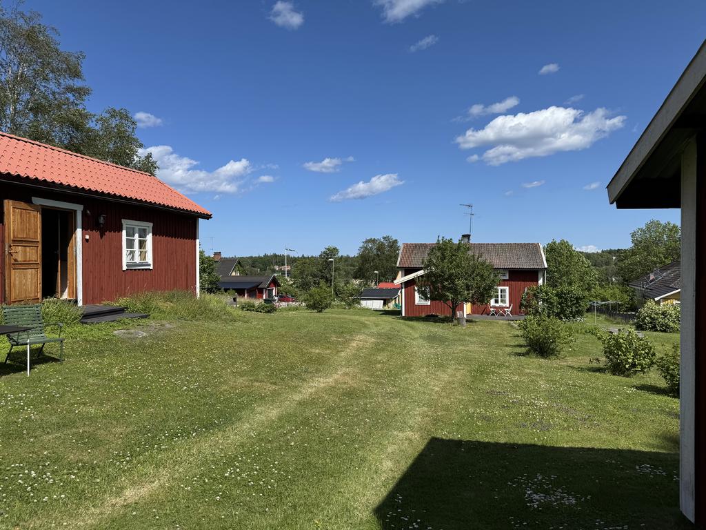 Välbevarad torpardröm med sjöglimt och gästhus i natursköna Älmsta