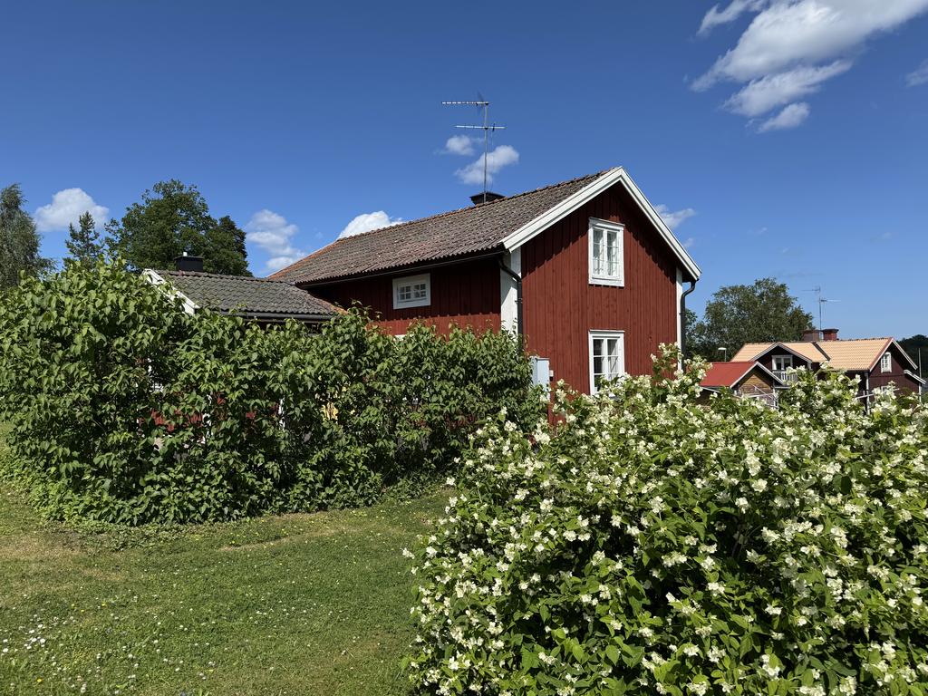 Välbevarad torpardröm med sjöglimt och gästhus i natursköna Älmsta