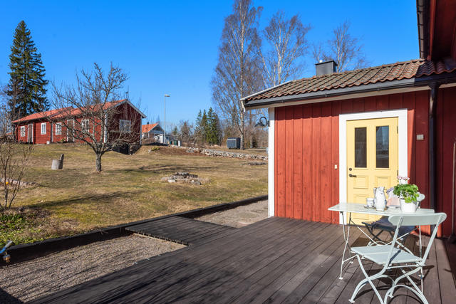Välbevarad torpardröm med sjöglimt och gästhus i natursköna Älmsta