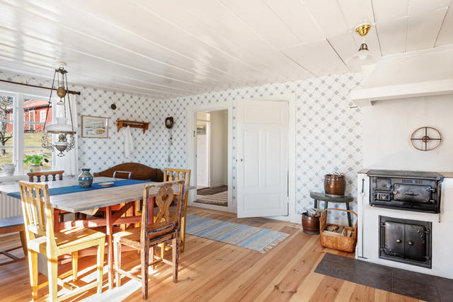 Underbart kök med vedspis, modern spis, diskbänk och bra arbetsytor med skåp ovanför. 