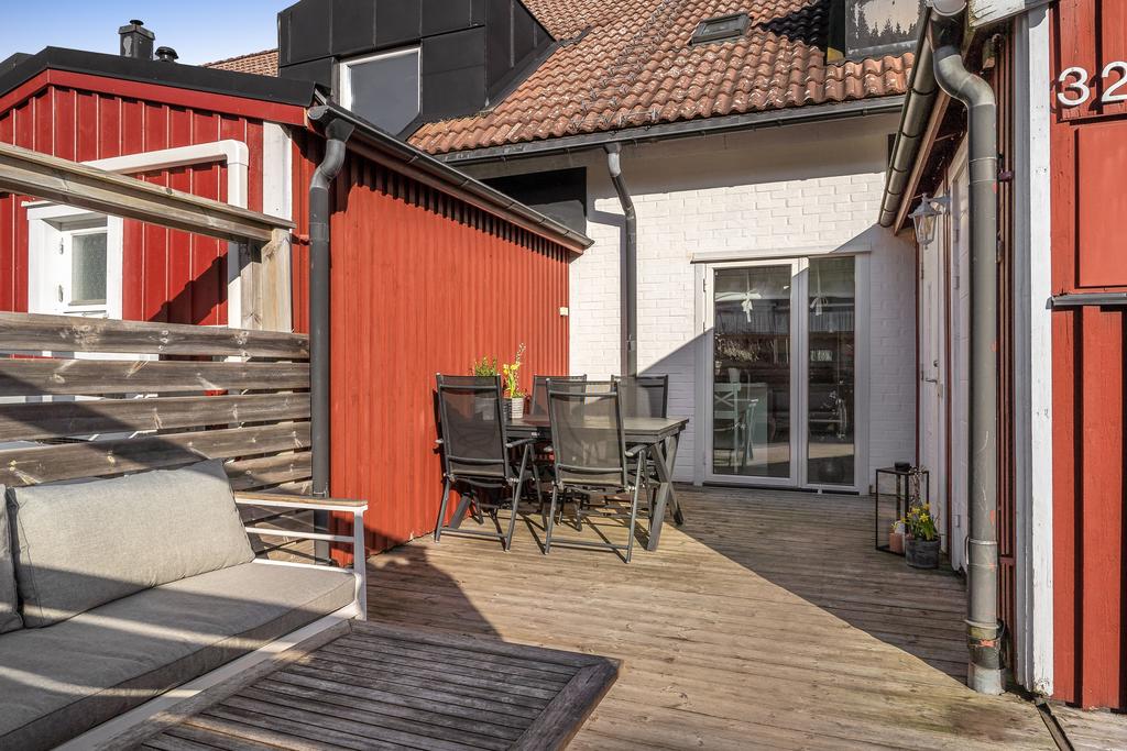 Utgång till altandäcket dels via kökets altandörr.
