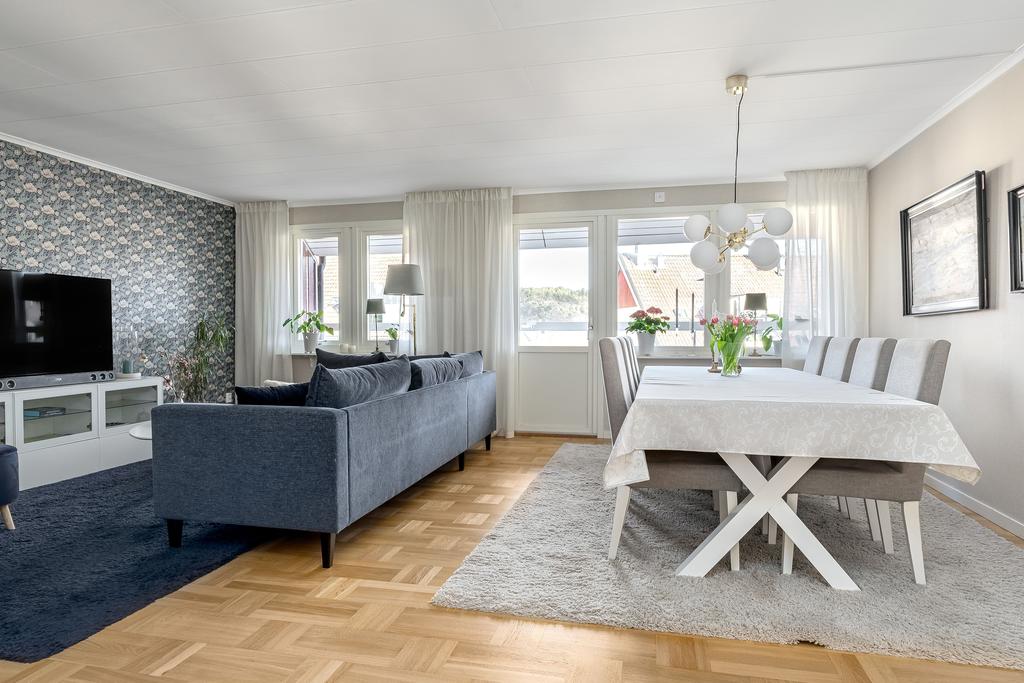 Vardagsrum med plats för både mat- och soffgrupp.Utgång till balkong med utsikt över Ramunderberget!