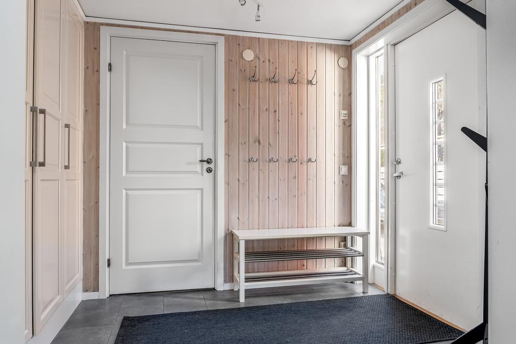 Hall med garderober och med wc-rum.
