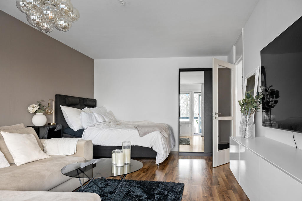 Plats för säng i vardagsrummet.