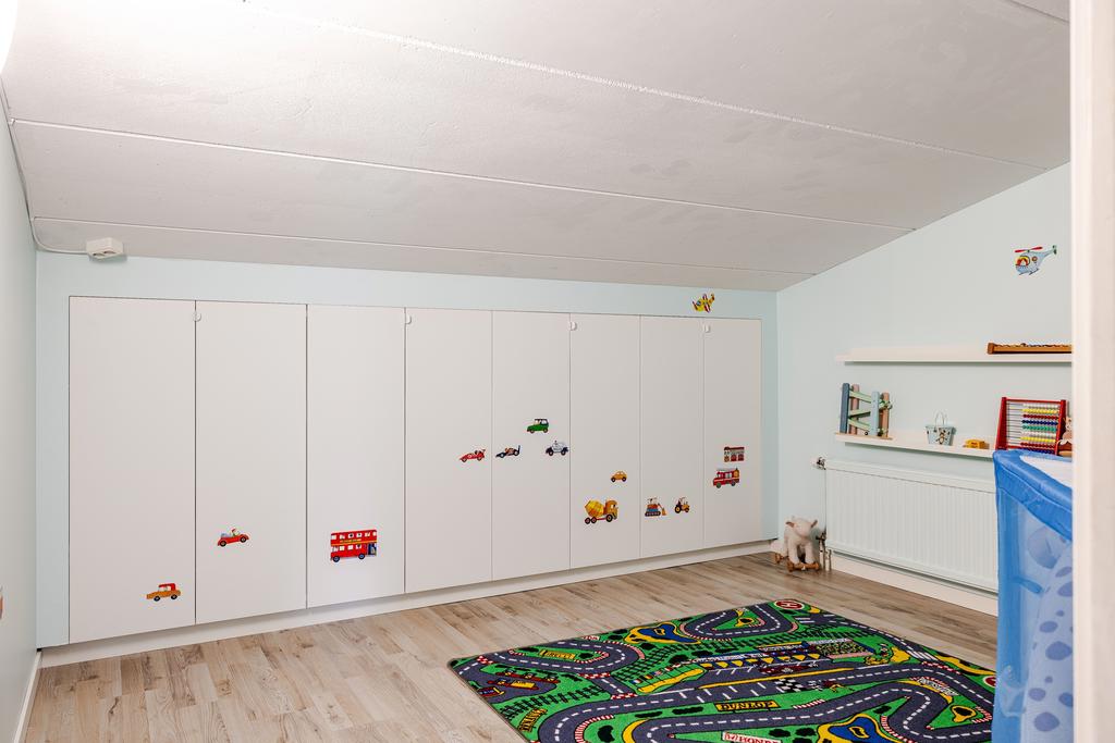 Rum på övre plan utan fönster som kan användas som lekrum/sovrum/arbetsrum/walk-in-closeth