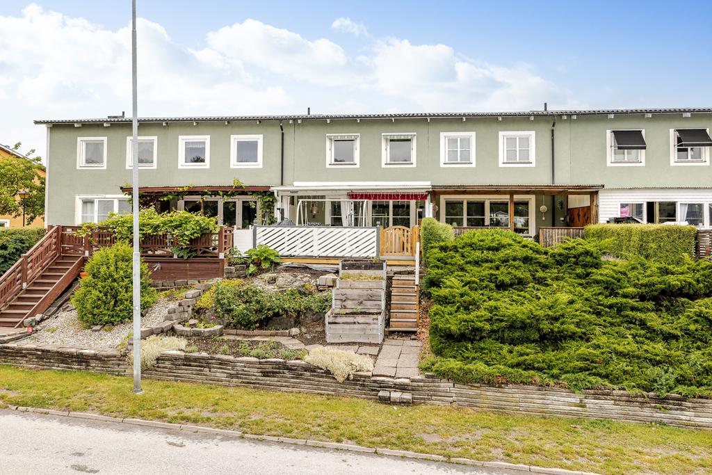 Baksidan med altandäck både utan och med tak