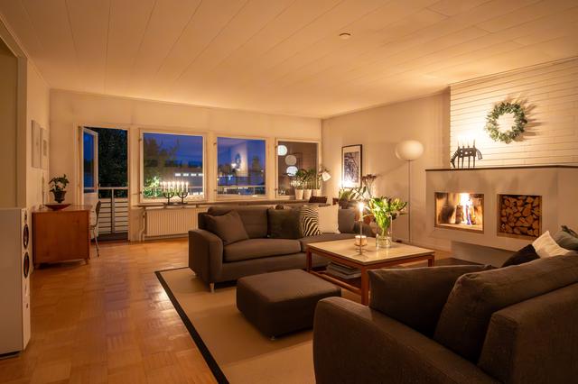 Från vardagsrummet når vi bostadens balkong