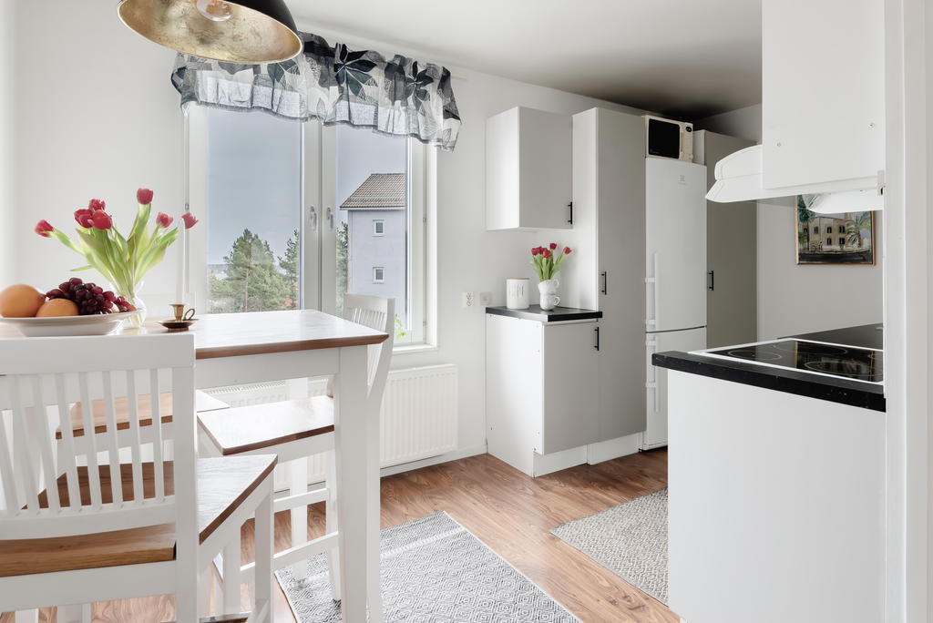 Här finns stora fönsterpartier som släpper in den härliga morgonsolen