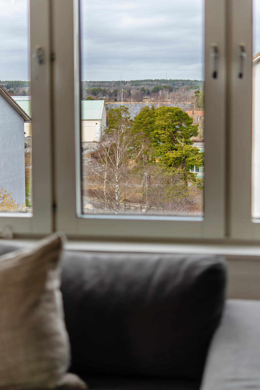 Från vardagsrumsfönstret blickar du ut över Edholma 