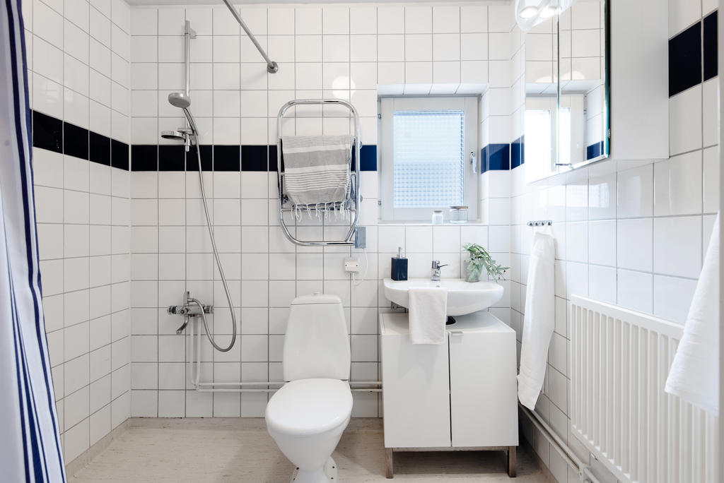 Badrum i tidlösa färger 