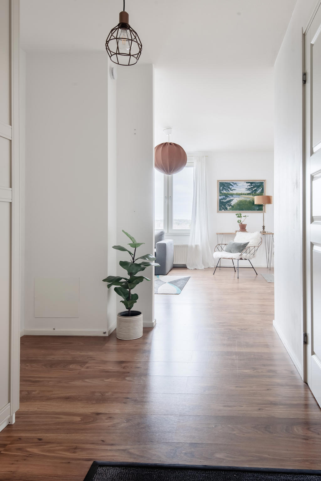 Den välkomnande hallen leder dig in i lägenheten