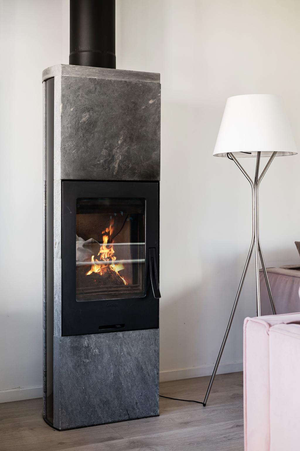 Kamin i vardagsrummet