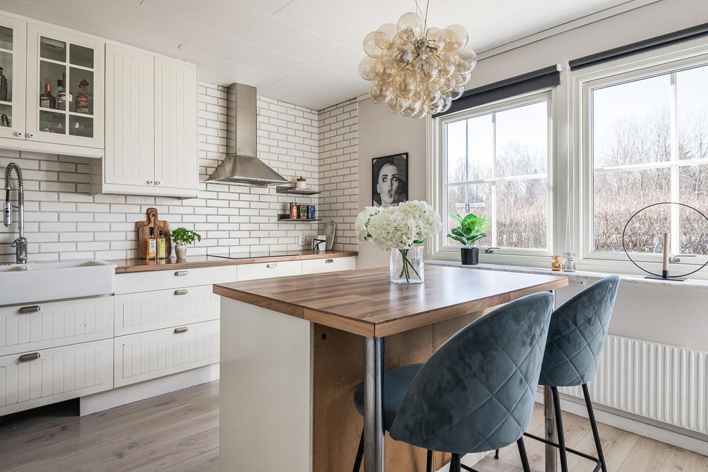 Köksö med sittplatser