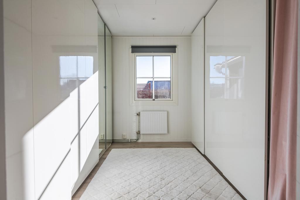 Sovrum 3 används idag som en walk in closet
