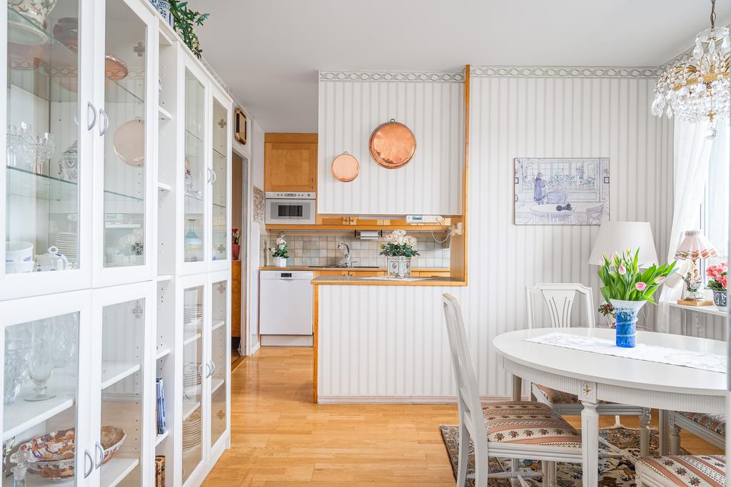 Kök med matplats och bardel