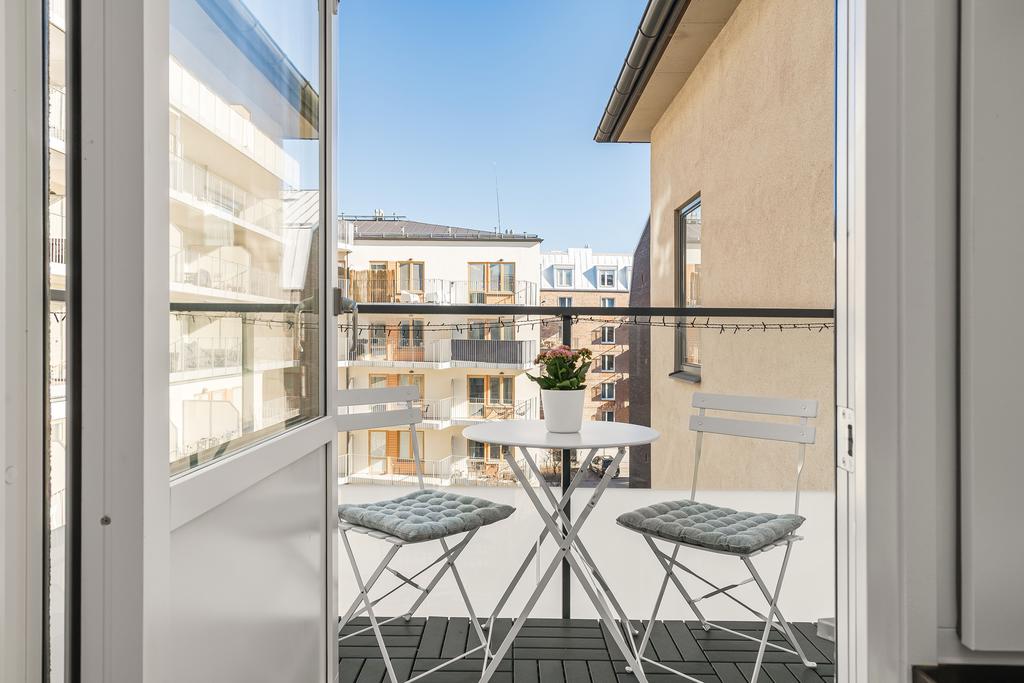 Rymlig balkong med förmiddagssol