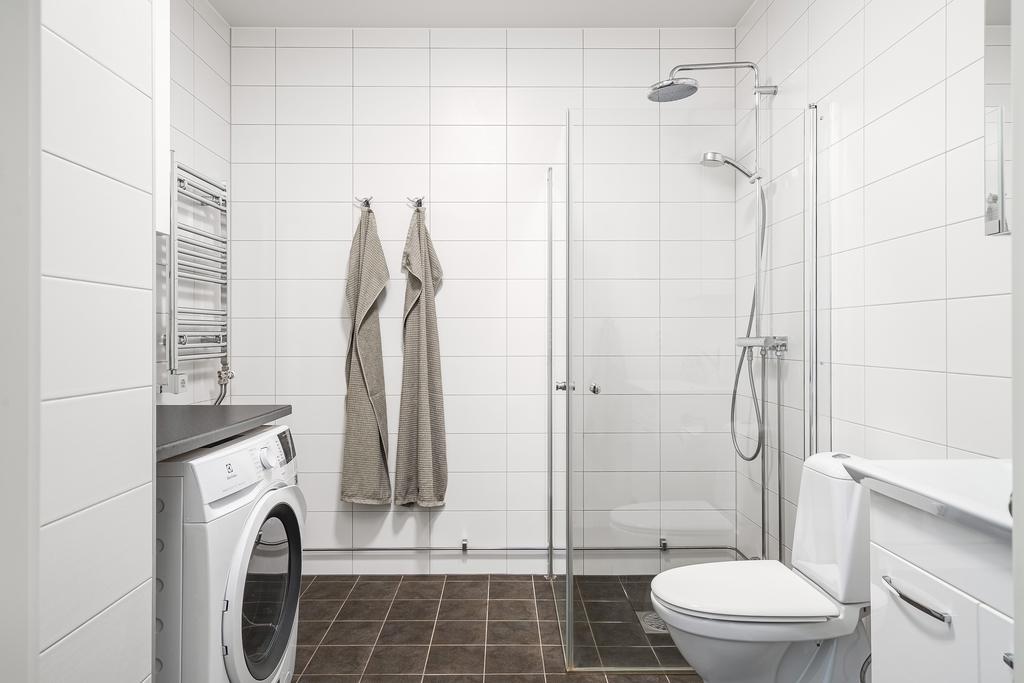Duschrum med goda möjlighet till tvätthantering i form av kombimaskin