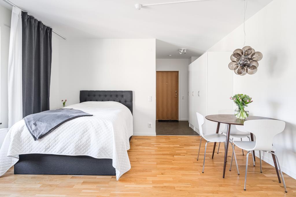 Gott om utrymme för såväl matplats som säng i parkettgolv