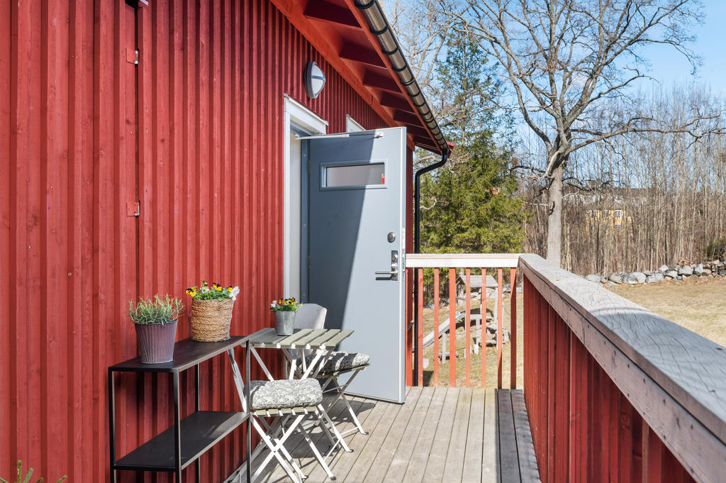 Plats för caféstolar och bord vid entrén