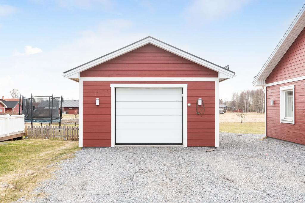 Stort garage med förrådsdel