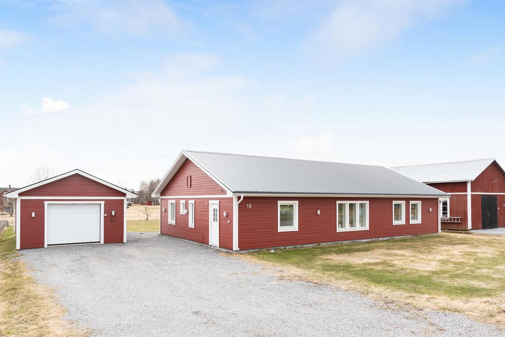 Enplansvilla med fristående garage