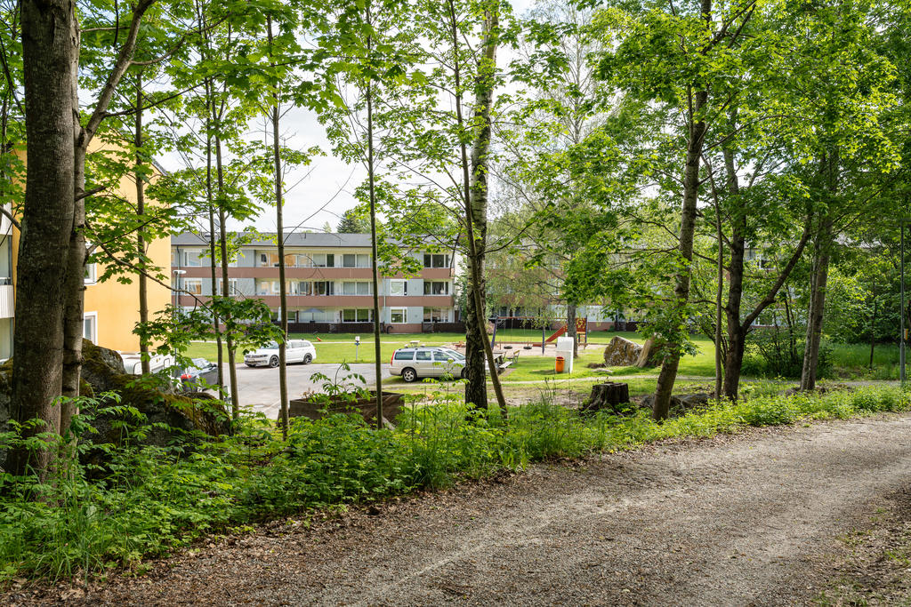 Utsikt mot gården från gångstråk