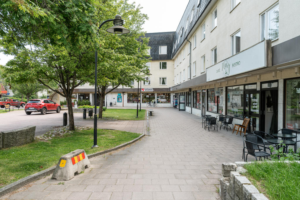 Omgviningsbild.
Torget som ligger intill lägenheten med caféer, restaurang och loppis.