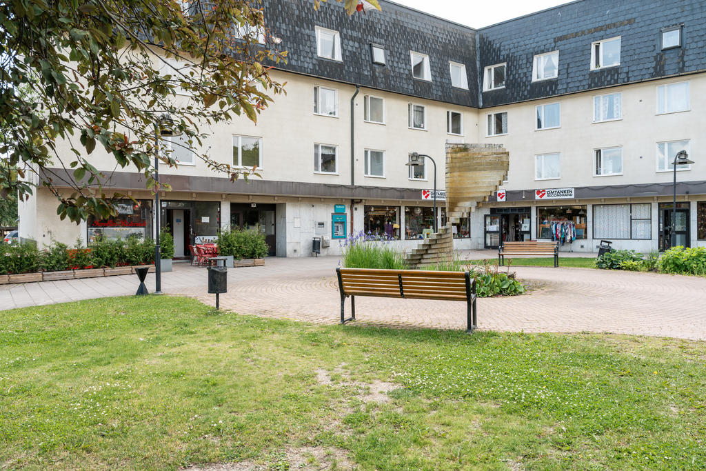 Omgviningsbild.
Torget som ligger intill lägenheten med caféer, restaurang och loppis.
