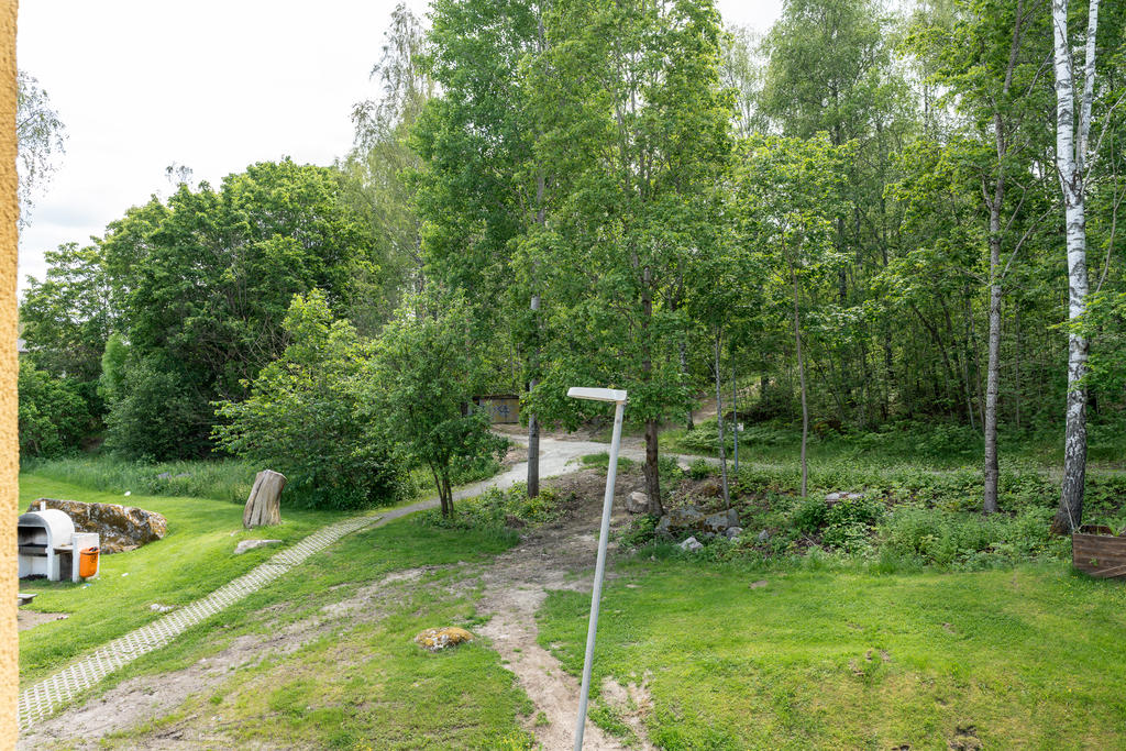 Utsikt mot gångstråk från balkong