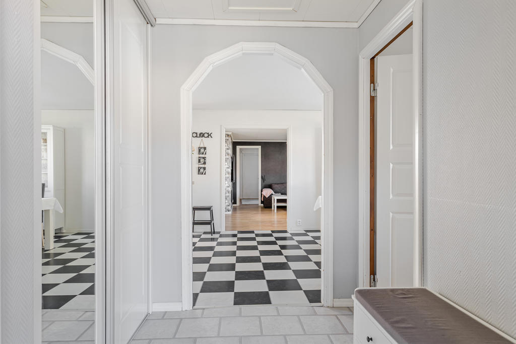 Entréhallen in mot köket
