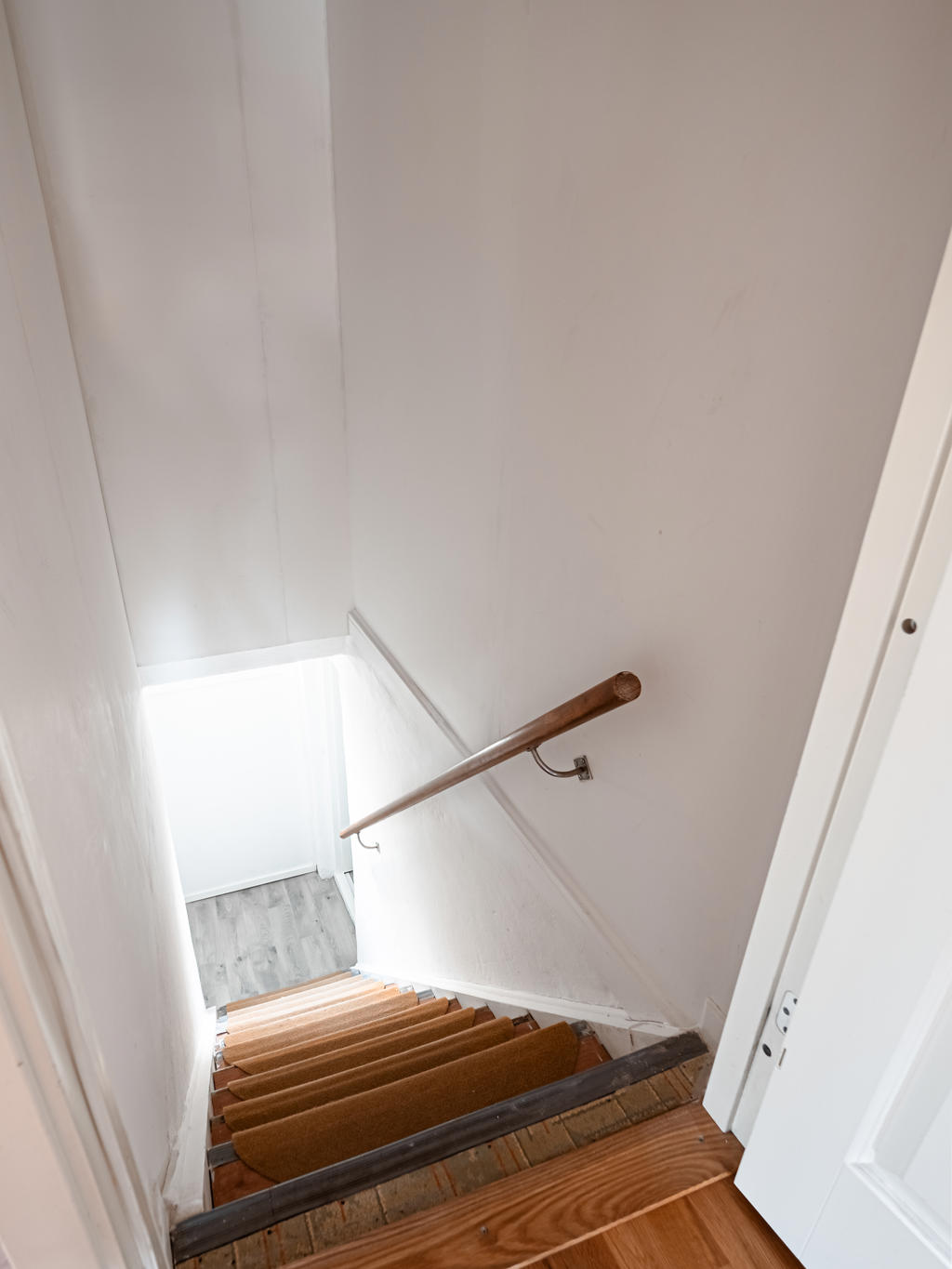 Trapp till källarplan