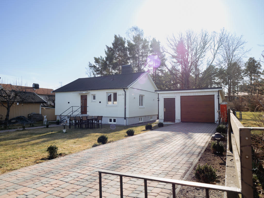 Stensatt biluppställningsplats och garage