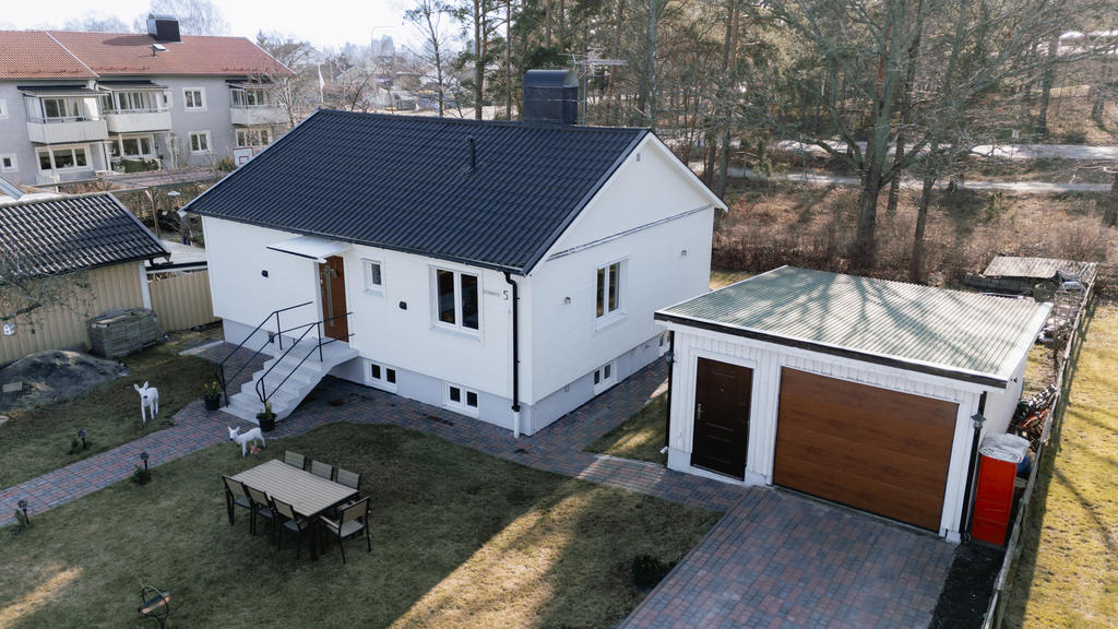 Välkommen till Rådjursstigen 5 – en trivsam villa i det populära området Brevik