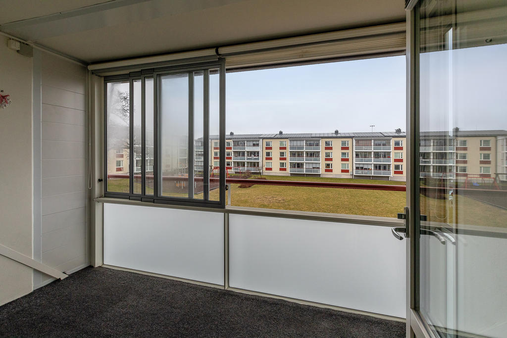 Rymlig balkong i österläge