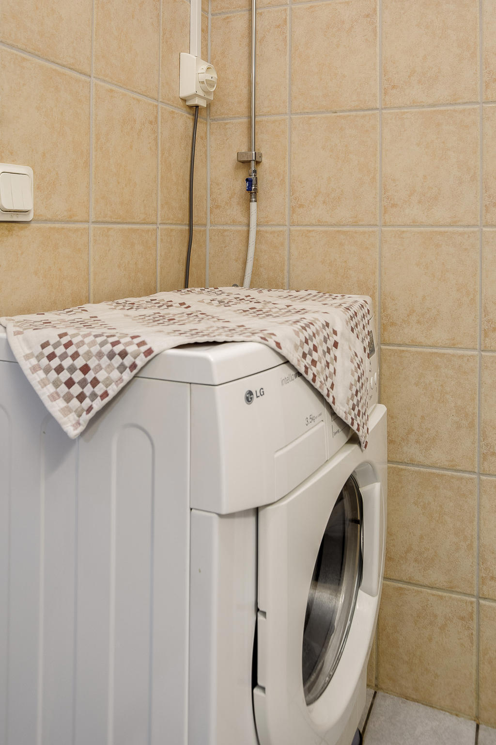 Tvättmaskin installerad i badrum