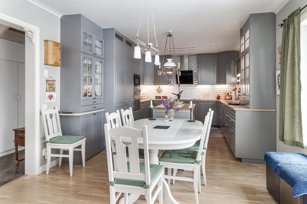 Luftigt kök med plats för matbord