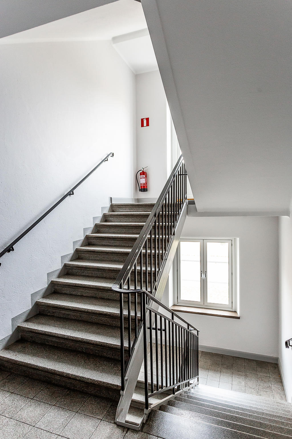 När du träder in i fastigheten möts du redan här av en fin arkitektur.