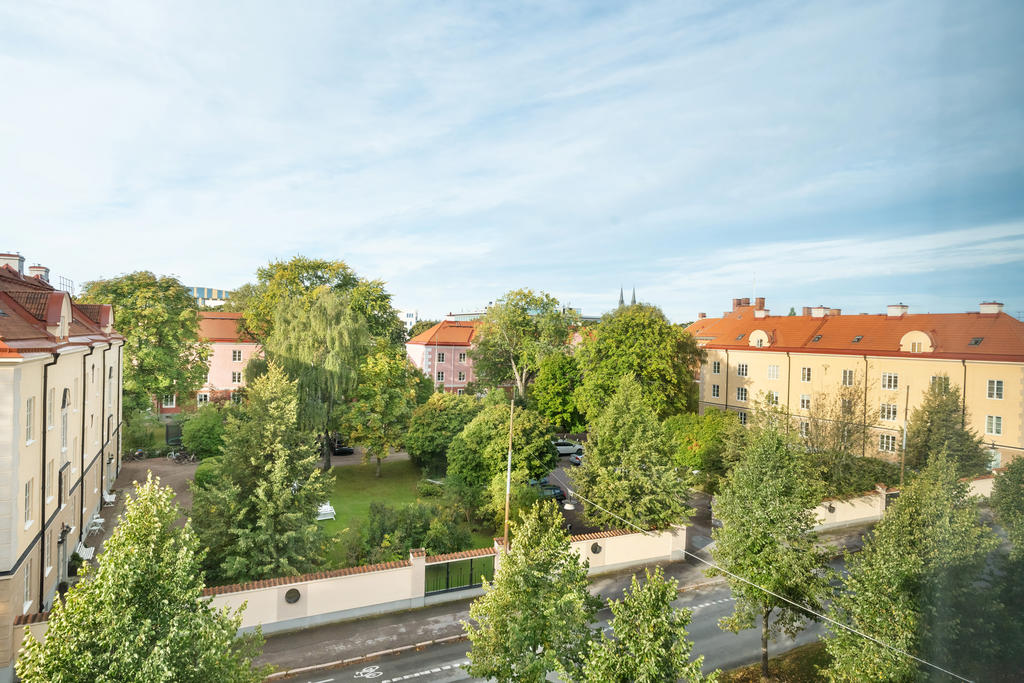 Vy från framsidan av byggnaden.