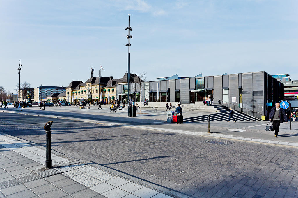 Uppsala centralstation inom ett par minuters promenadavstånd.