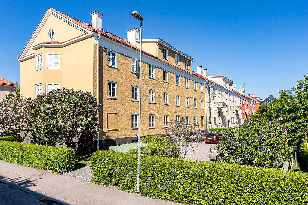 Bostaden är belägen i en fantastisk fastighet från 1932 och vetter lugnt till mot den gemensamma innergården.