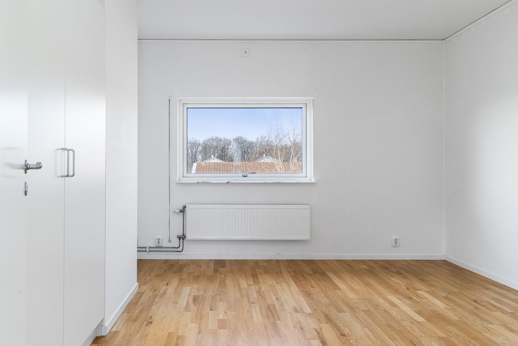 Det större sovrummet med tre garderober som förvaringsmöjighet