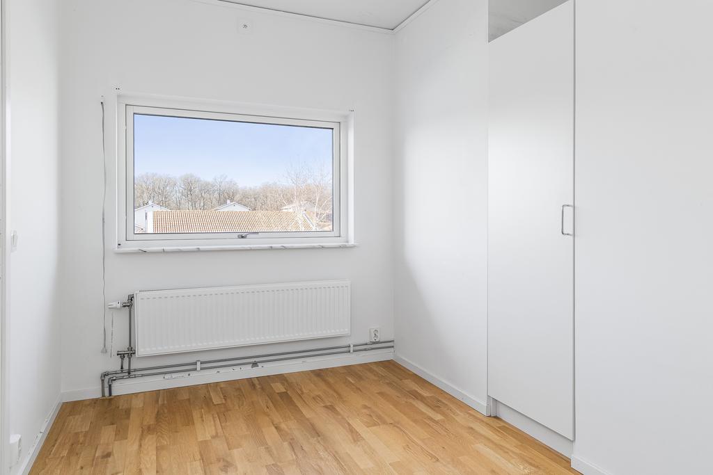 Det mindre sovrummet med en garderob som förvaringsmöjlighet