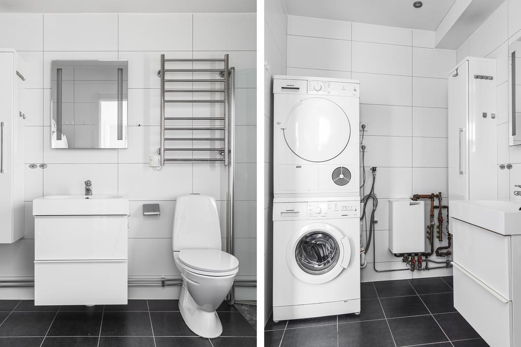 Helkaklat badrum i svart/vita toner